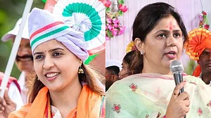 Are the Munde sisters, Pankaja and Pritam, jumping ship?