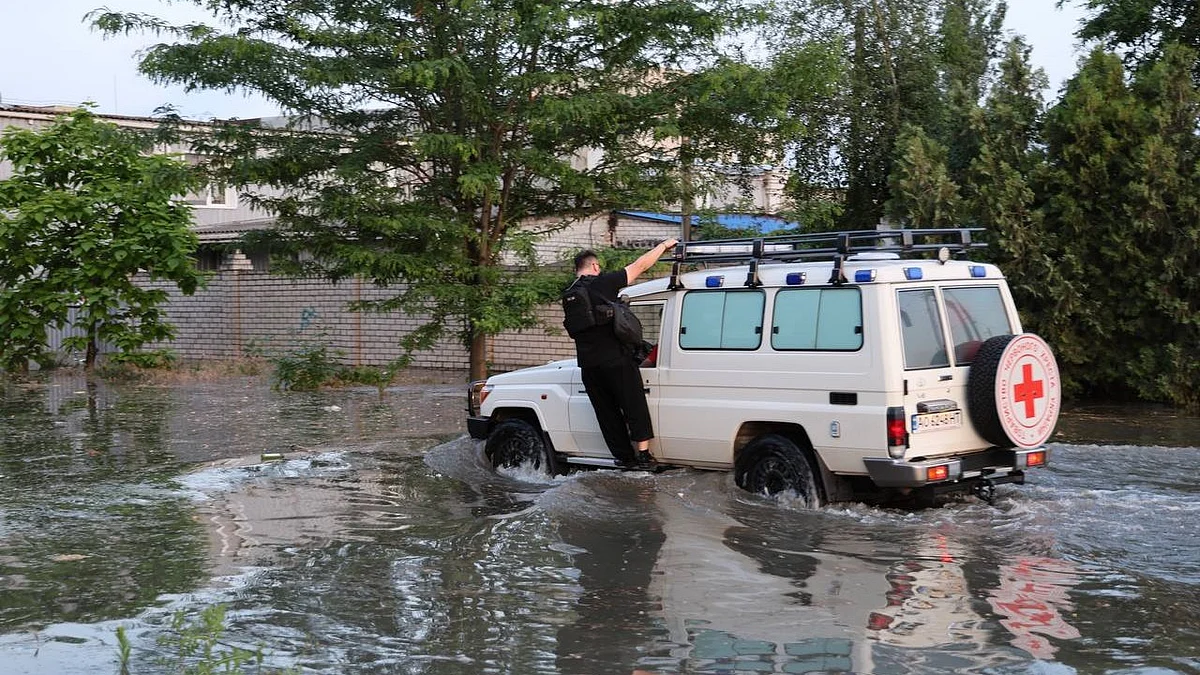 Kakhovka dam breach (photo courtesy @EuromaidanPress/Twitter)