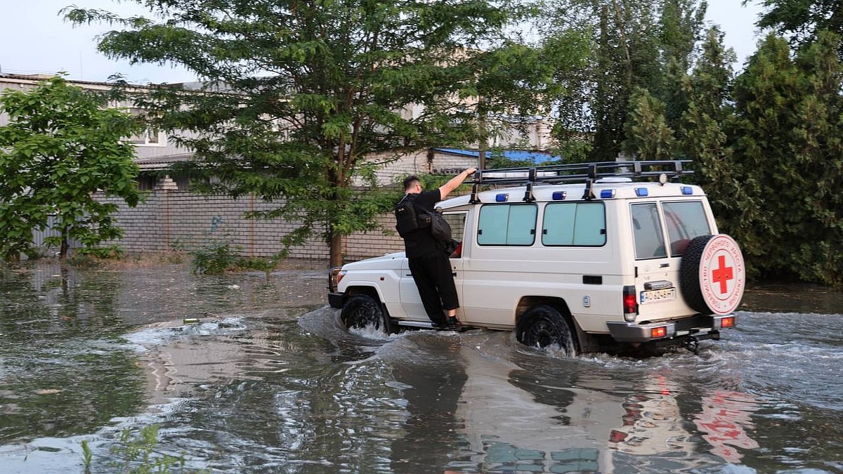 Kakhovka dam breach (photo courtesy @EuromaidanPress/Twitter)