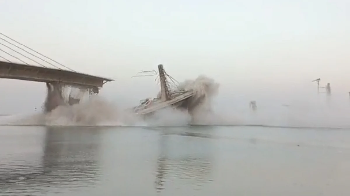 Under construction bridge on river Ganga, connecting khagaria & Bhagalpur district collapses (photo courtesy @inextnext/Twitter)
