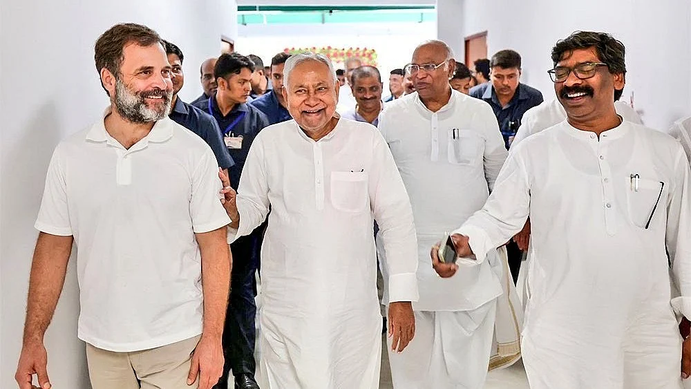 Opposition leaders congregate for the joint briefing in Patna, 23 June 2023 (photo courtesy @mohitrajput1108/Twitter)