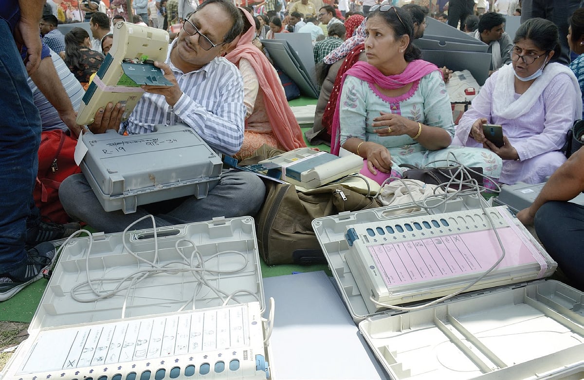 Officials examine EVMs before polling for the municipal election in UP’s Ghaziabad, May 2023  (Photo: Getty)