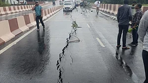Newly constructed Variav bridge in Surat develops cracks