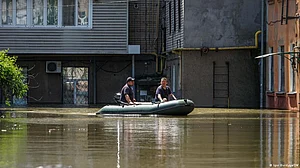Kherson flooded: Rescues continue under Russian fire