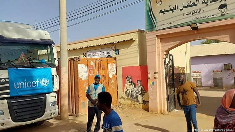 A UNICEF bus standing outside an orphanage in Sudan (photo: DW)