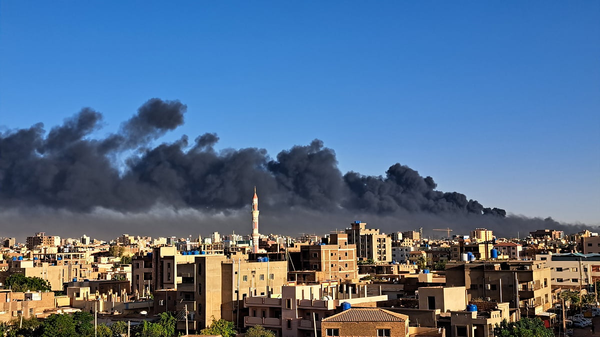 Smoke rises during clashes between the Sudanese Armed Forces and the paramilitary Rapid Support Forces (RSF) in Khartoum, Sudan on April 19, 2023. (Photo: Ahmed Satti/Anadolu Agency via Getty Images)