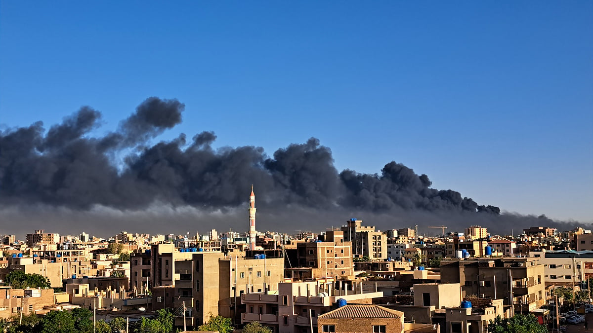 Smoke rises during clashes between the Sudanese Armed Forces and the paramilitary Rapid Support Forces (RSF) in Khartoum, Sudan on April 19, 2023. (Photo: Ahmed Satti/Anadolu Agency via Getty Images)
