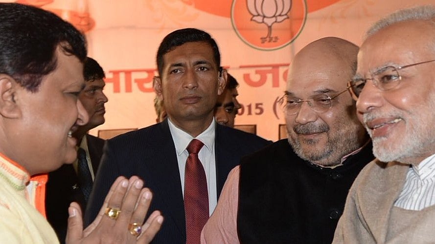 Suresh Chavhanke (extreme left) greets Indian PM Narendra Modi and home minister Amit Shah. (photo courtesy: @SureshChavhanke/Twitter)