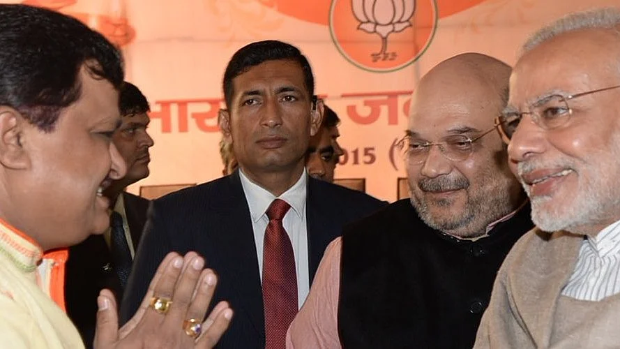 Suresh Chavhanke (extreme left) greets Indian PM Narendra Modi and home minister Amit Shah. (photo courtesy: @SureshChavhanke/Twitter)