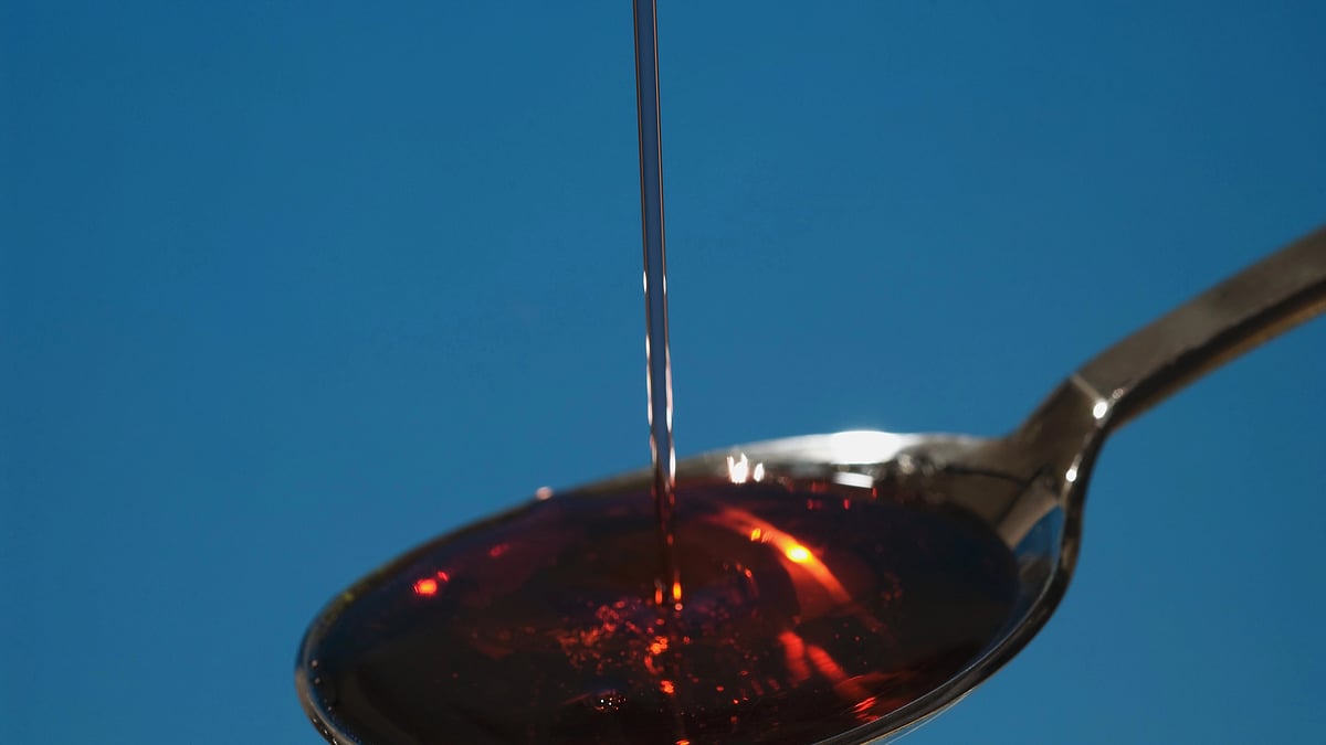 Cough syrup poured into a spoon, close-up (photo: Getty Images)