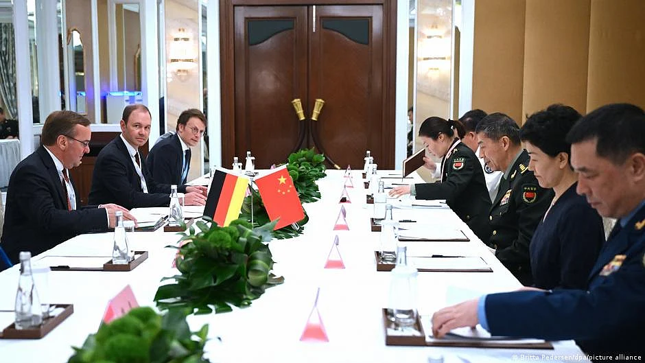 Senior European defence officials at a major summit in Singapore (photo: DW)