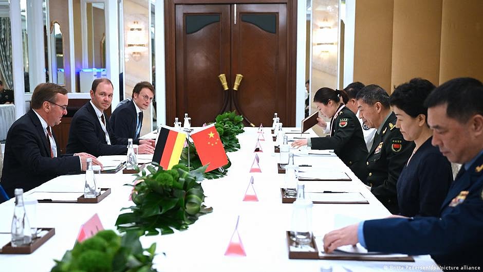 Senior European defence officials at a major summit in Singapore (photo: DW)