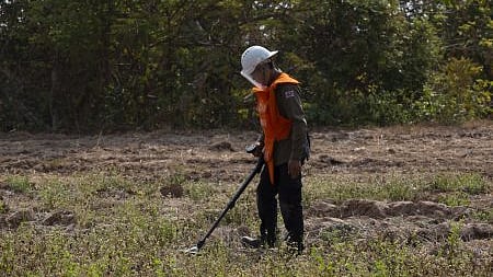 Demining volunteer at work (Photo Courtesy: Cambodian Self Help Demining)