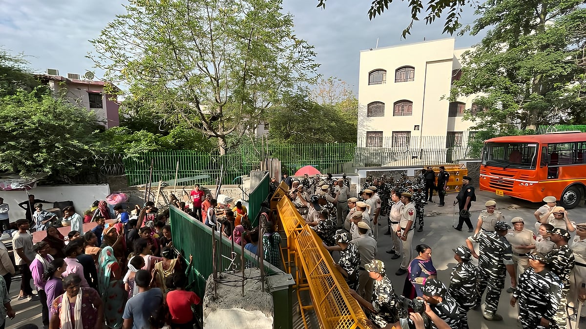 Residents facing off against armed NDRF personnel near Priyanka Gandhi Camp, Vasant Vihar (photo courtesy: AICCTU)