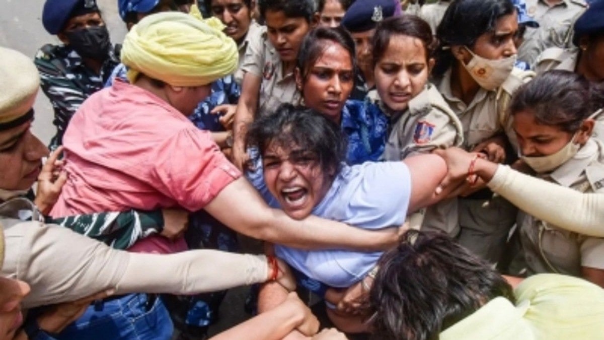 Sakshi Malik being manhandled by Delhi Police (photo: IANS)