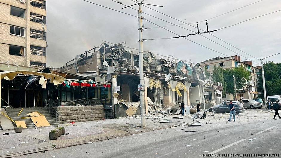 Ukraine: Deadly Russian missile strike hits Kramatorsk
