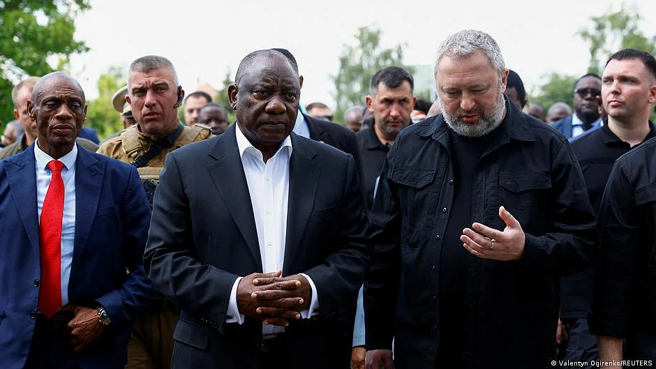 Headed by South African President Cyril Ramaphosa, the delegation visited a site of a mass grave in the town of Bucha. (photo: DW)