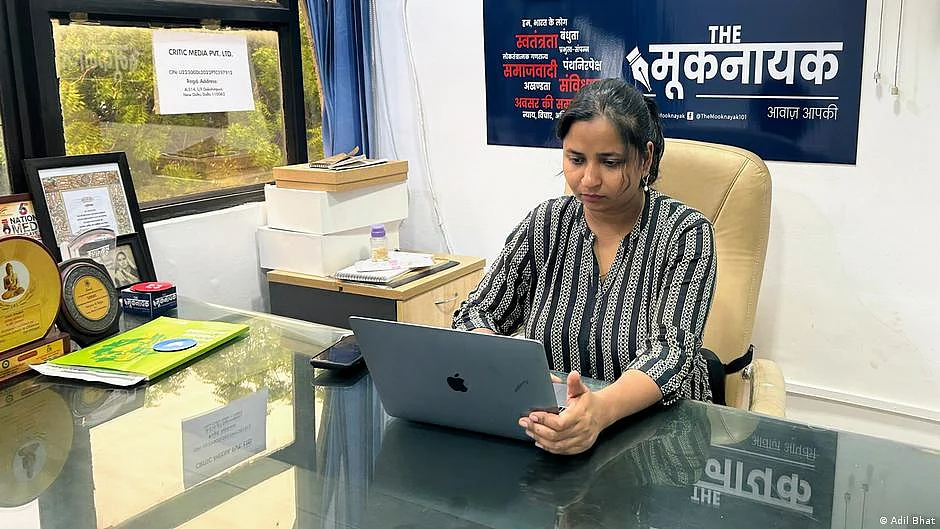 Meena Kotwal, with a team of 14 journalists, runs a Dalit newsroom. (photo: DW/Adil Bhat)