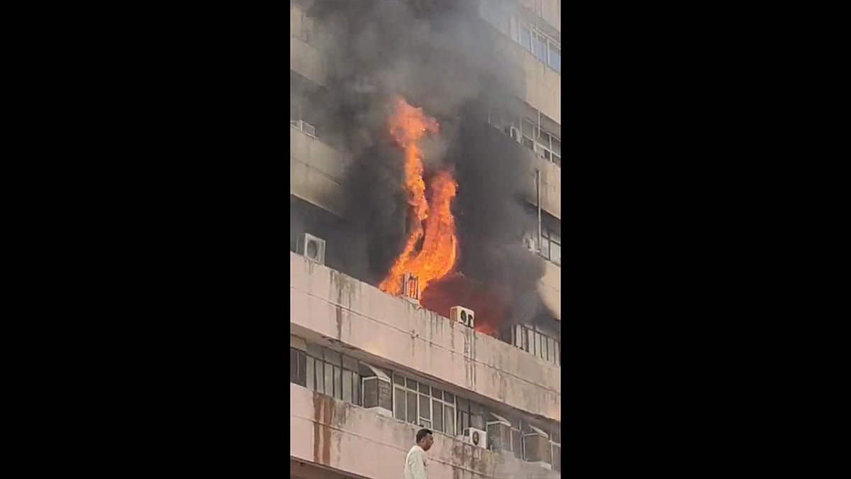 Fire in Satpuda Bhavan, Bhopal (photo courtesy @shaandelhite/Twitter)