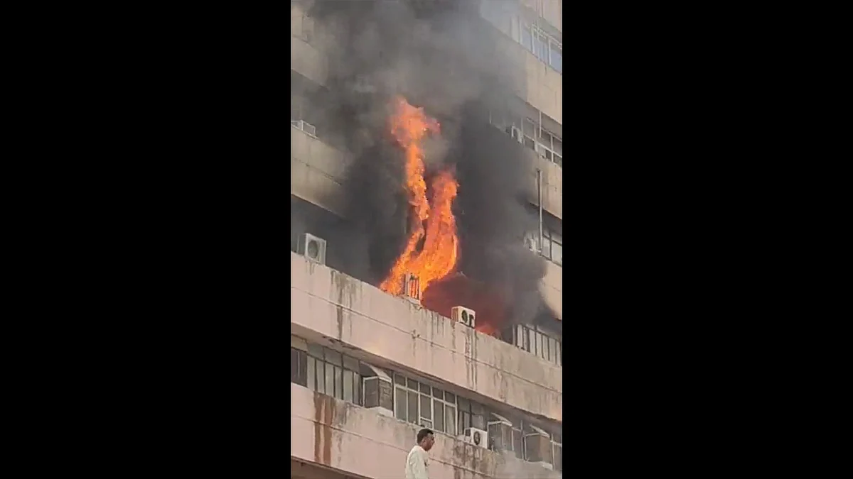 Fire in Satpuda Bhavan, Bhopal (photo courtesy @shaandelhite/Twitter)