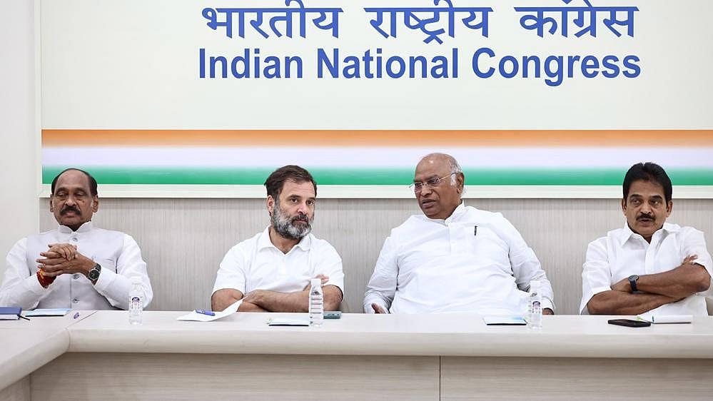 Congress president Mallikarjun Kharge, Rahul Gandhi, KC Venugopal and Manikrao Thakare at AICC (Photo:@INCIndia/Twitter)