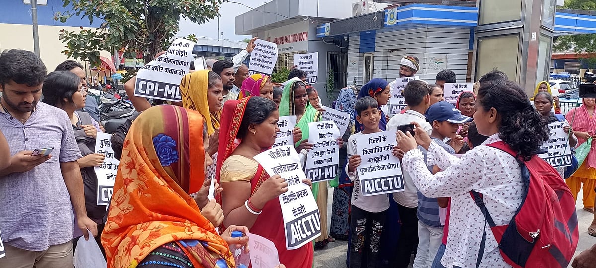Protesting residents at Dilli Haat metro station (Photo: National Herald)