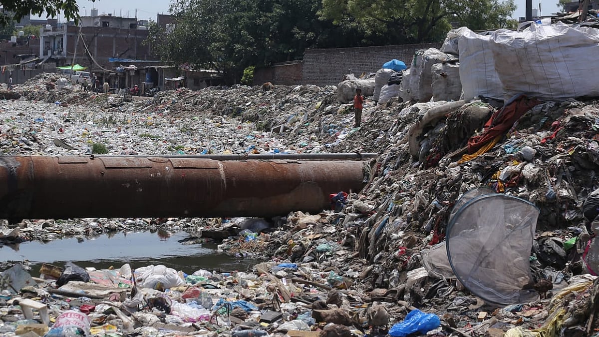 Open garbage dumps in New Delhi's Taimoor Nagar. (NH Photos by Vipin)