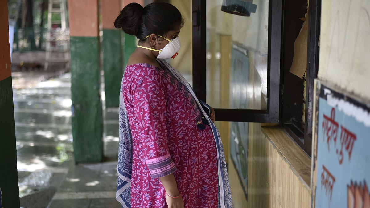 A pregnant woman waits in front of the registration window for a Covid-19 test (Photo: Getty Images)