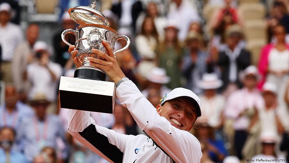 Iga Swiatek digs deep to win dramatic French Open final