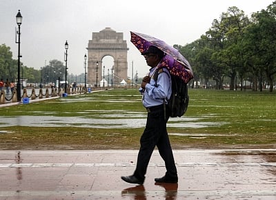 Rain lashes Delhi, pollution levels improve