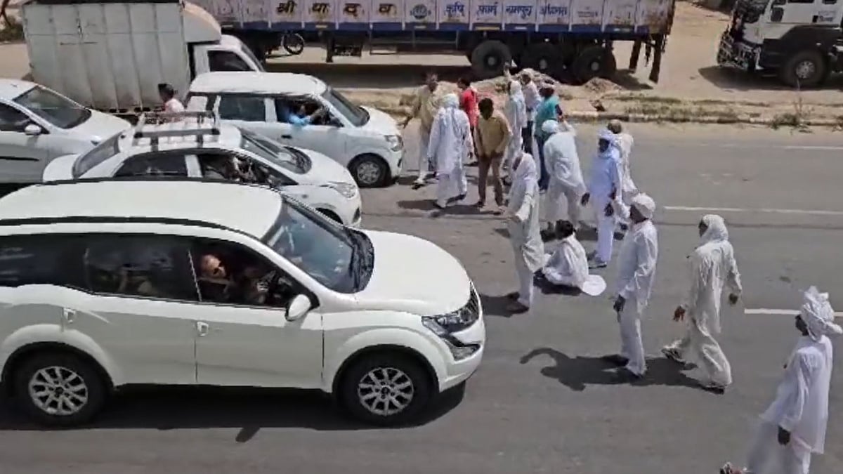 Khaps, farmers block Rohtak-Delhi NH in Haryana's Bahadurgarh