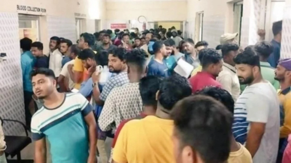 People lining up to donate blood (photo: IANS)