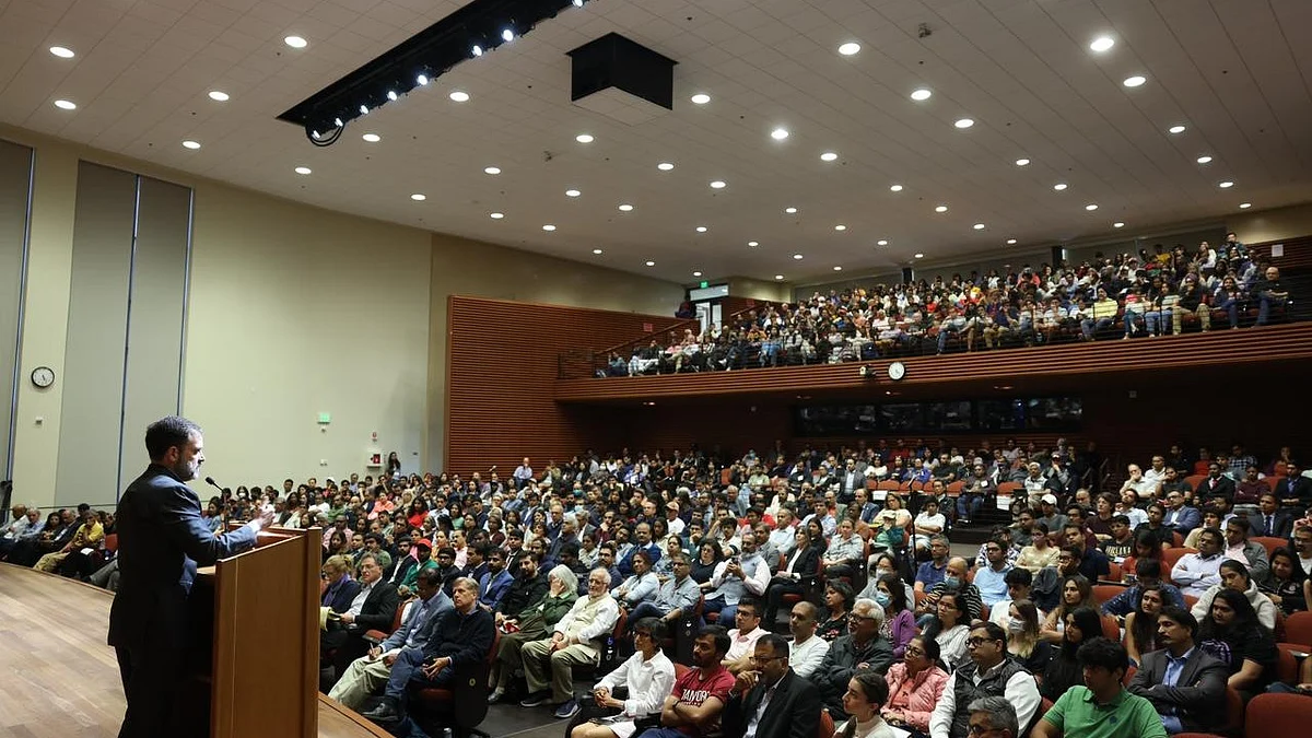 Rahul Gandhi addressing a gathering at Stanford University (photo courtesy @INCIndia/Twitter)