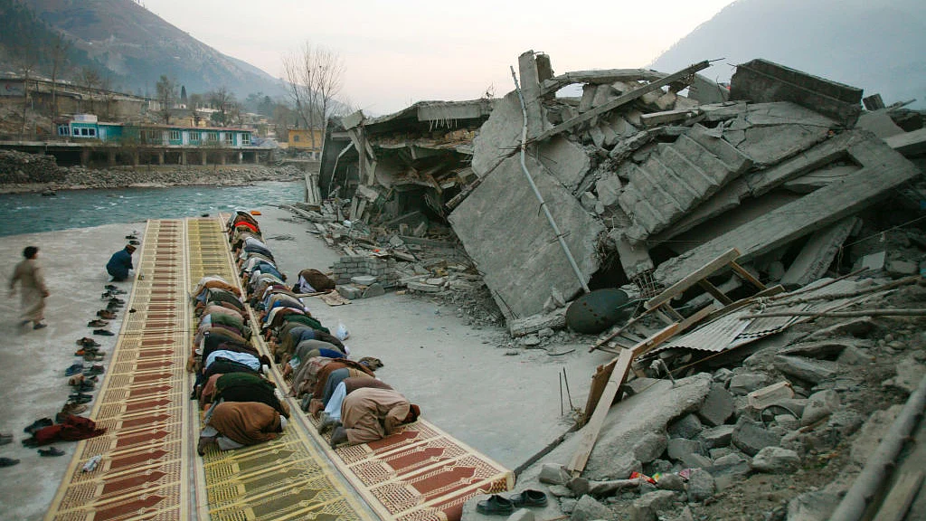 Quake survivors in Kashmir (photo: Getty Images)