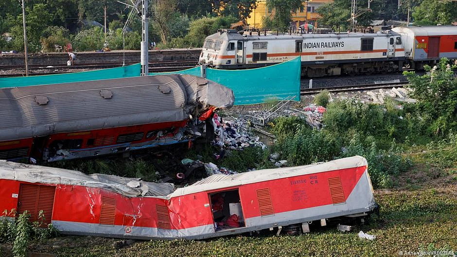India: Trains resume at crash site as investigation begins (Photo: DW)