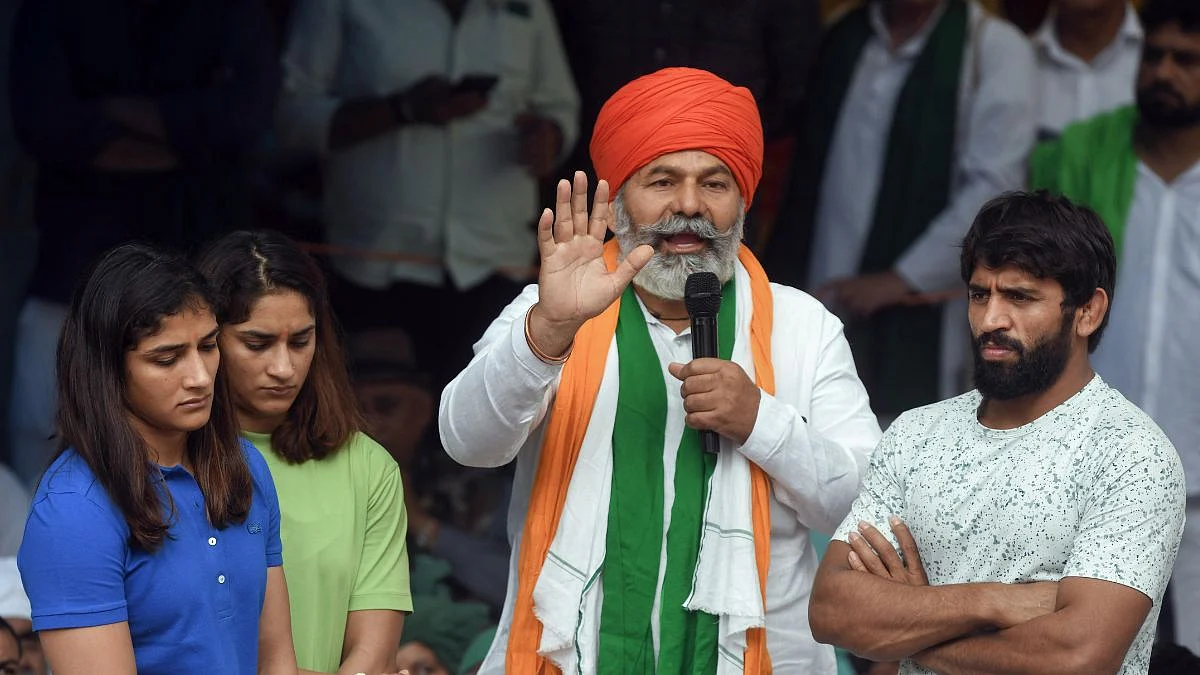Rakesh Tikait with protesting wrestlers (Photo: BKU)