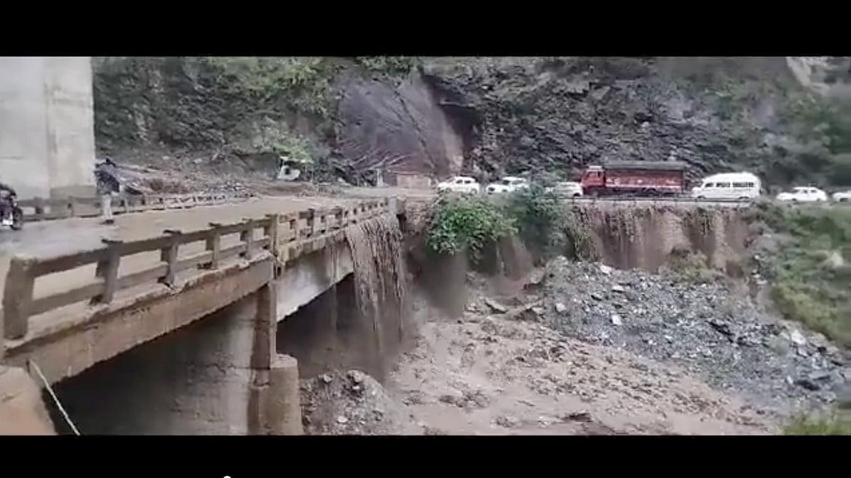 Flash flooding at Khoti Nallah near Aut, on the Kullu–Manali national highway on 25–26 June 2023 (screengrab from video courtesy @shubhamtorres09/Twitter)