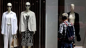 Prices of clothes, shoes in South Korea spike at fastest pace in 31 yrs