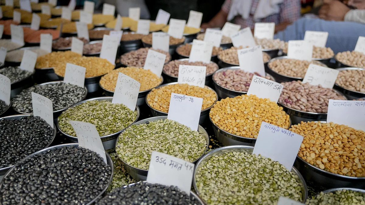 Grains displayed at a store (photo: Getty Images)