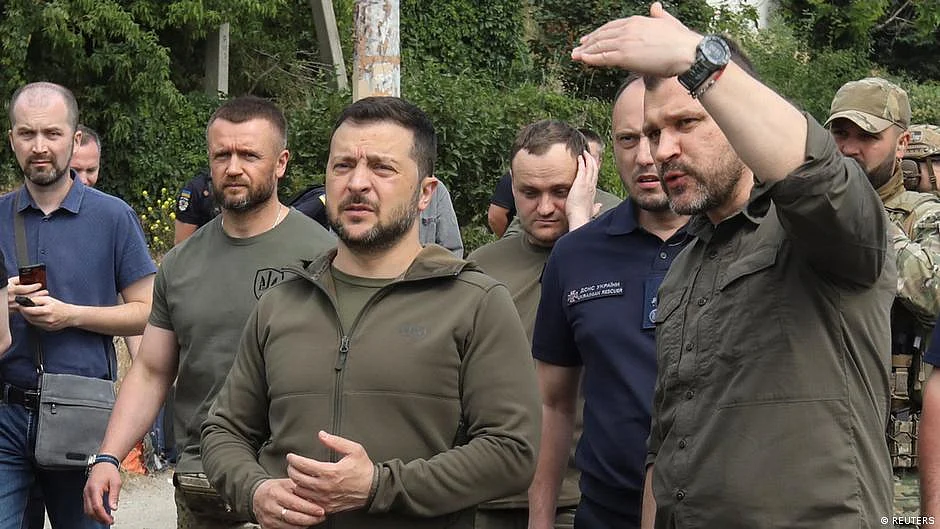 Ukrainian President Volodymyr Zelenskyy visiting the Kakhovka dam. (photo: DW)