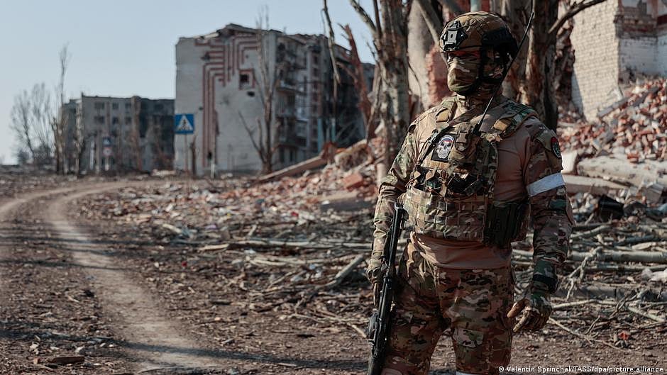 A soldier standing at guard (photo: DW)