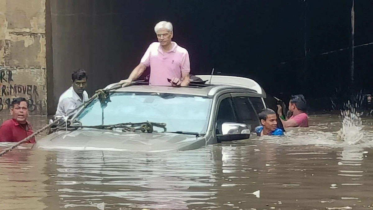 A car stuck in awater-logged underpass in Delhi (Photo courtesy: @prateek_ffg)