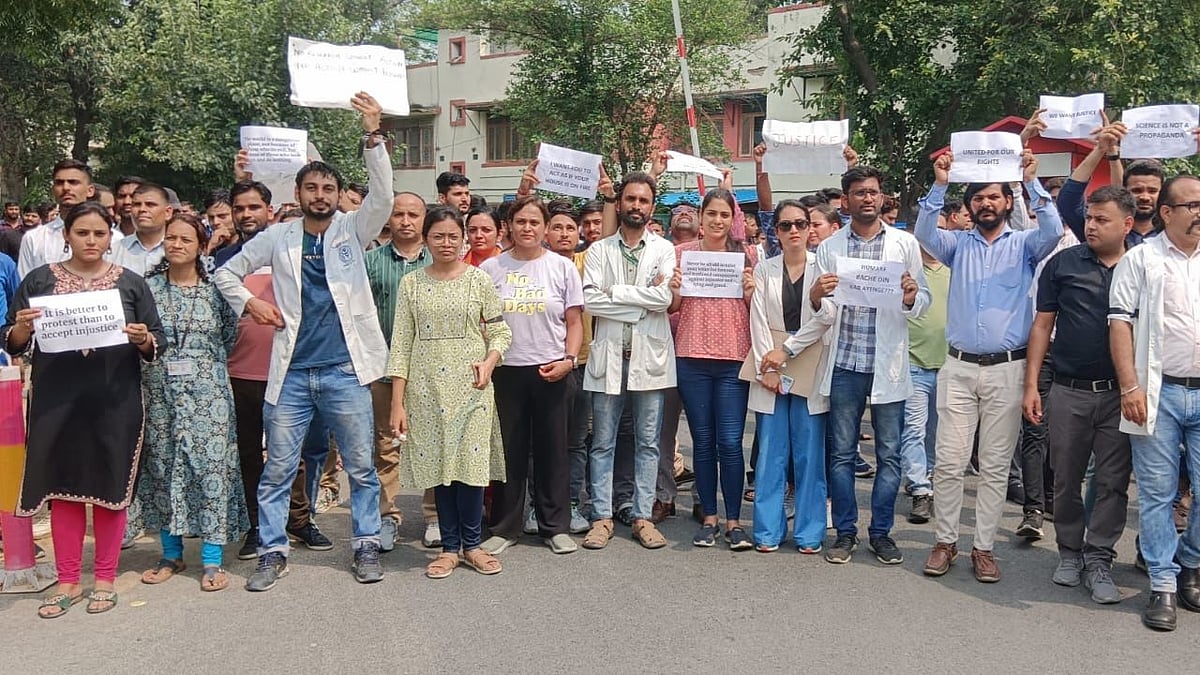 Researchers protesting against AIIMS Administration's decision. (National Herald photo)