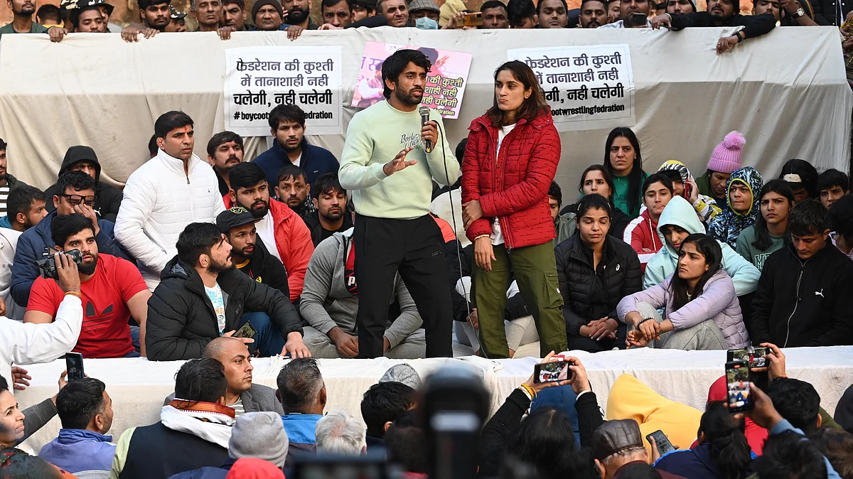 Wrestlers Vinesh Phogat with Sakshi Malik and Bajrang Punia during a protest dharna  against the Wrestling Federation of India (WFI), at Jantar Mantar, on January 20, 2023 in New Delhi, India (Photo: Getty Images)