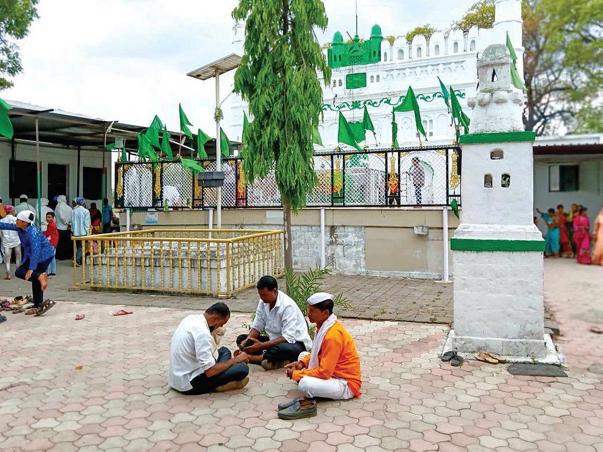 Visitors at Hazrat Sayyed Alwi’s dargah in Moha, Osmanabad (Photo: Medha Kale)