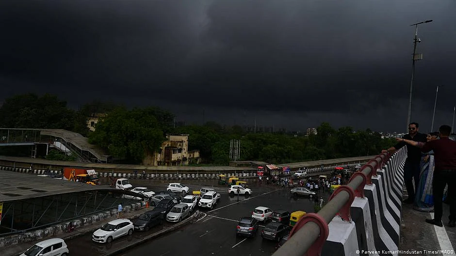 Representative image; dark clouds over a highway (photo: DW)