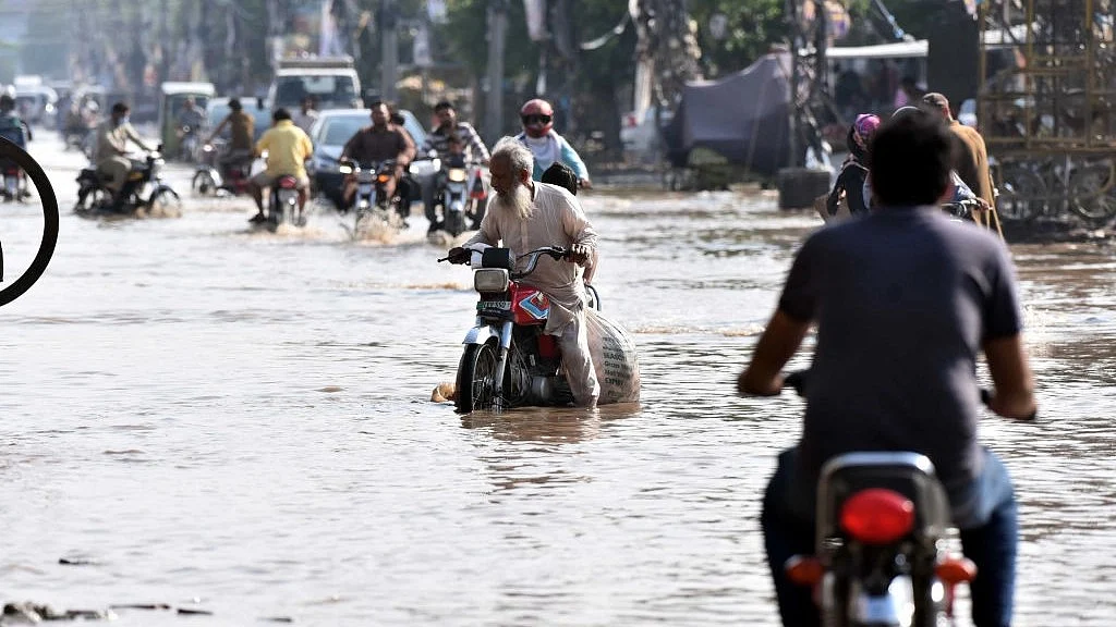 Heavy rain caused in Lahore (photo: Getty Images)