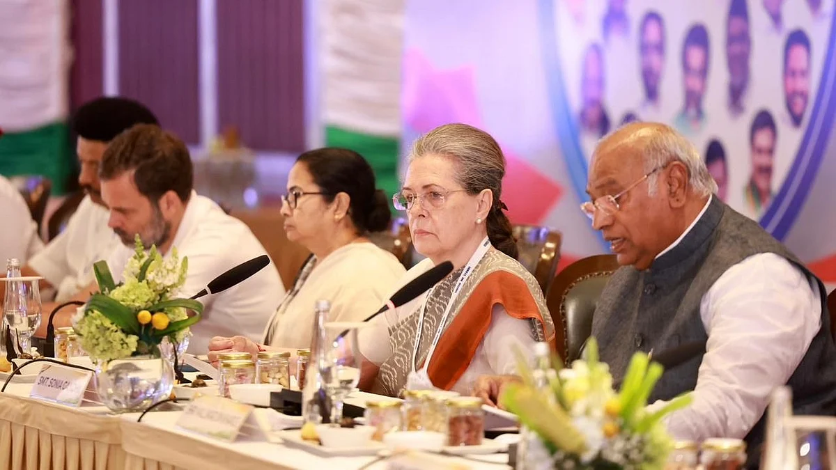 Opposition leaders MK Stalin, Rahul Gandhi, Mamata Banerjee, Sonia Gandhi and Mallikarjun Kharge at the meeting in Bengaluru on 18 July 2023 (photo courtesy @kharge/Twitter)