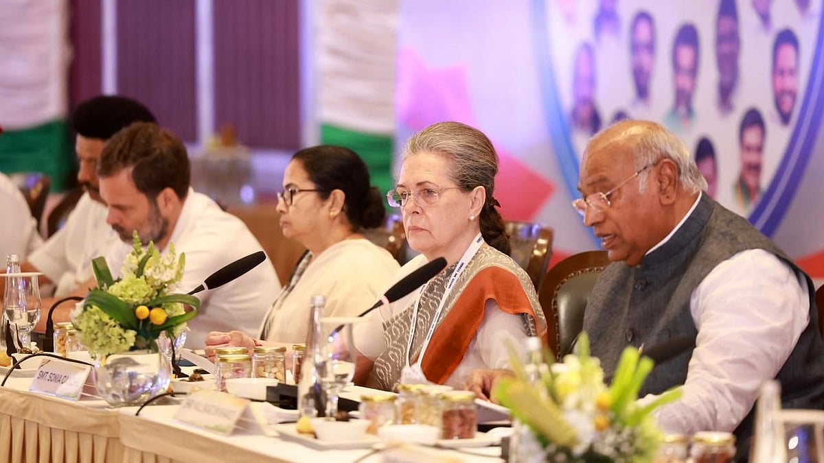 Opposition leaders MK Stalin, Rahul Gandhi, Mamata Banerjee, Sonia Gandhi and Mallikarjun Kharge (Photo: @kharge/Twitter