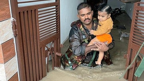 Army personnel rescuing a child (Photo: IANS)